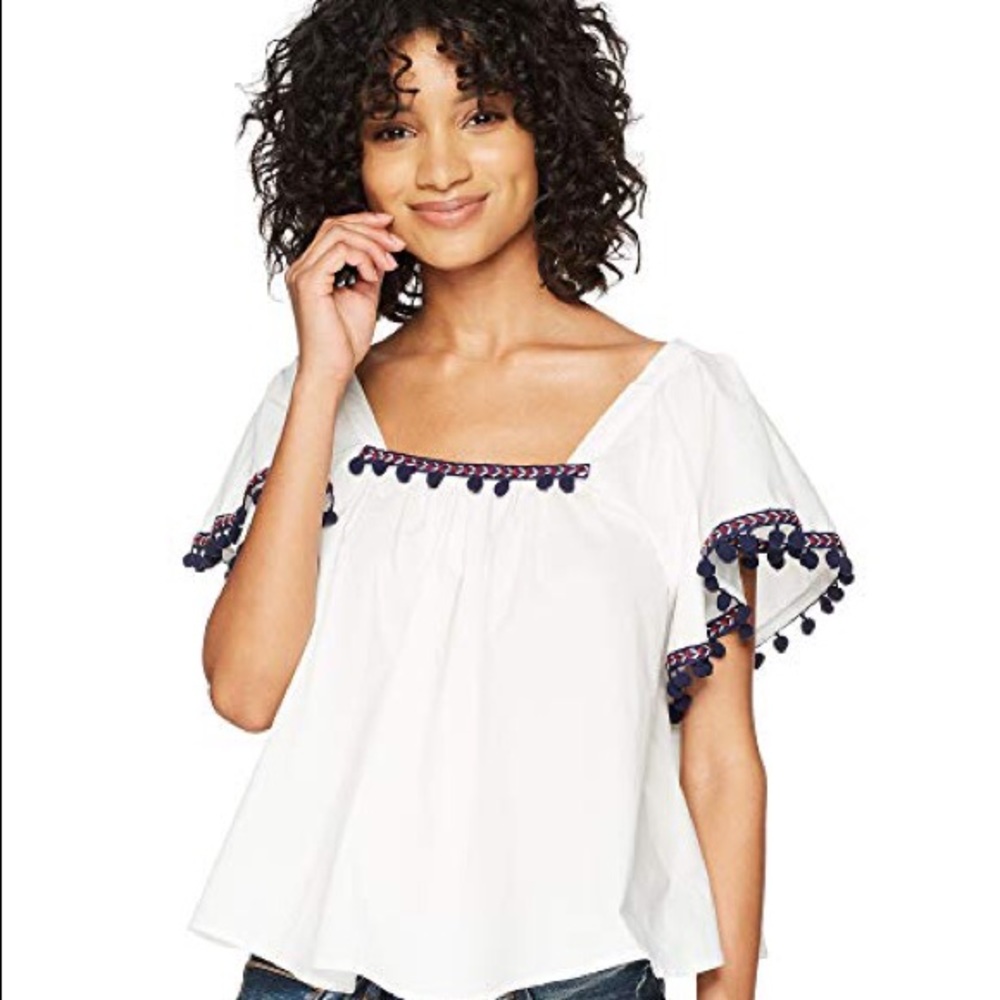 BB Dakota Makari Flutter Sleeve Top - Picture 2 of 4